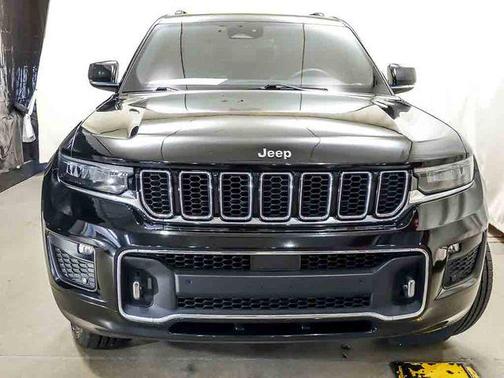 Diamond Black Crystal Pearlcoat 2023 Jeep Grand Cherokee L Overland