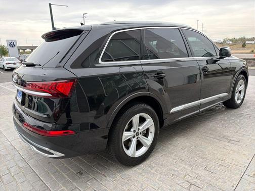 Mythos Black Metallic 2023 Audi Q7 45 Premium