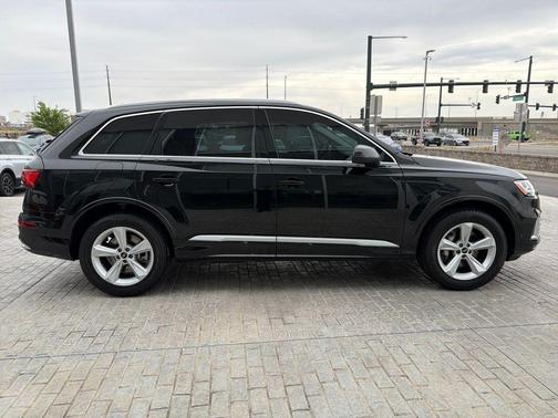 Mythos Black Metallic 2023 Audi Q7 45 Premium