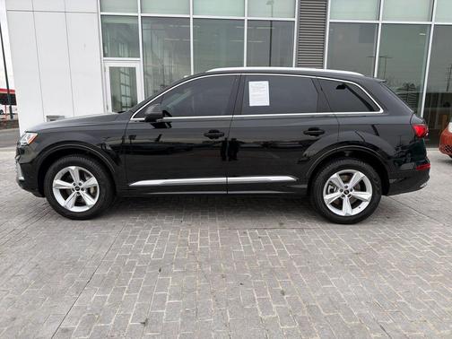 Mythos Black Metallic 2023 Audi Q7 45 Premium