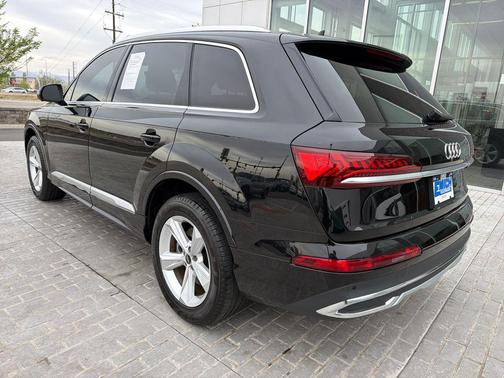 Mythos Black Metallic 2023 Audi Q7 45 Premium