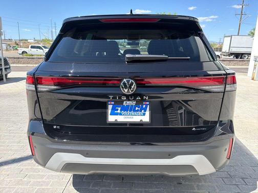 Deep Black Pearl 2025 Volkswagen Tiguan 2.0T SE 4MOTION