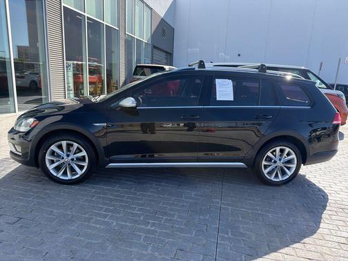 Deep Black Pearl Metallic 2018 Volkswagen Golf Alltrack TSI S