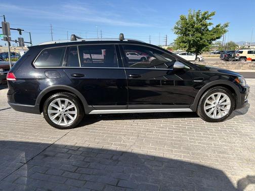 Deep Black Pearl Metallic 2018 Volkswagen Golf Alltrack TSI S