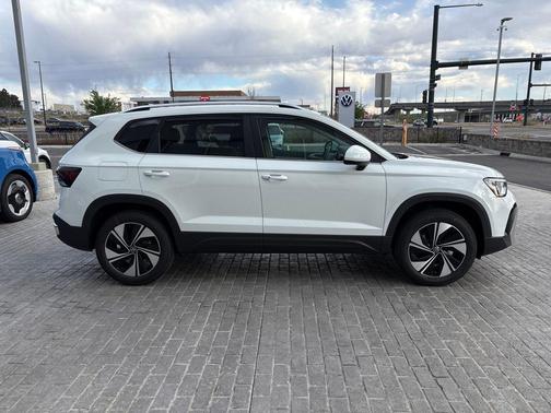 Pure White 2026 Volkswagen Taos SE