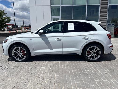 Glacier White Metallic 2024 Audi Q5 e 55 S line Prestige