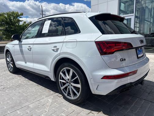 Glacier White Metallic 2024 Audi Q5 e 55 S line Prestige