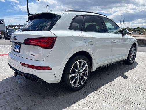 Glacier White Metallic 2024 Audi Q5 e 55 S line Prestige