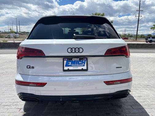 Glacier White Metallic 2024 Audi Q5 e 55 S line Prestige