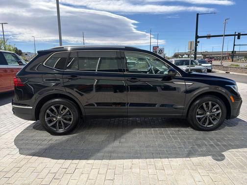 Deep Black Pearl 2023 Volkswagen Tiguan 2.0T SE 4MOTION