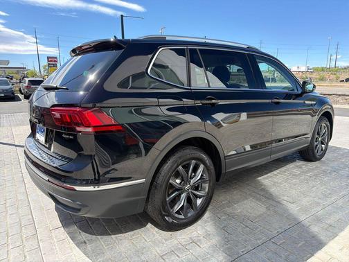 Deep Black Pearl 2023 Volkswagen Tiguan 2.0T SE 4MOTION