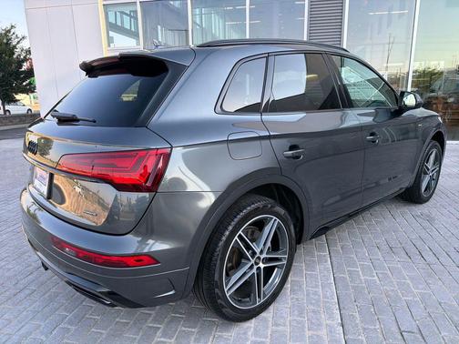 Daytona Gray Pearl Effect 2023 Audi Q5 e 55 S line Premium Plus