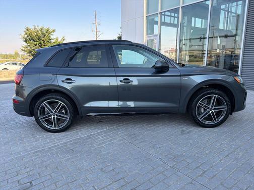 Daytona Gray Pearl Effect 2023 Audi Q5 e 55 S line Premium Plus