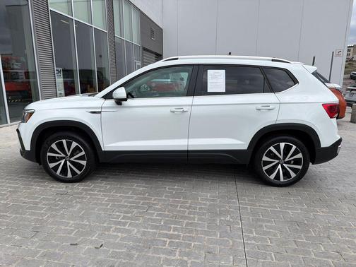 Pure White 2022 Volkswagen Taos 1.5T SE