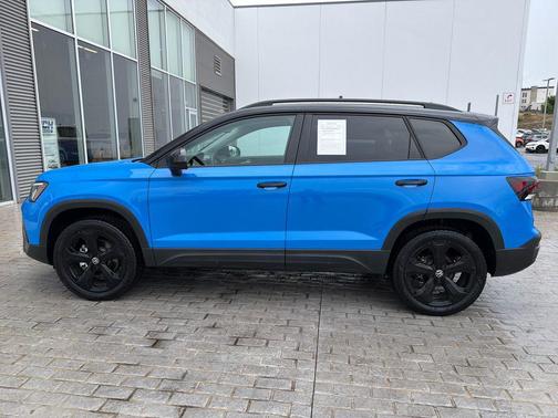 Cornflower Blue w/Deep Black Roof 2025 Volkswagen Taos 1.5T SE Black