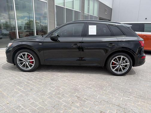 Mythos Black Metallic 2024 Audi Q5 e 55 S line Prestige