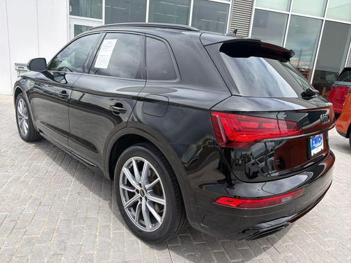 Mythos Black Metallic 2024 Audi Q5 e 55 S line Prestige