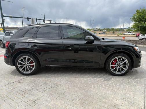 Mythos Black Metallic 2024 Audi Q5 e 55 S line Prestige