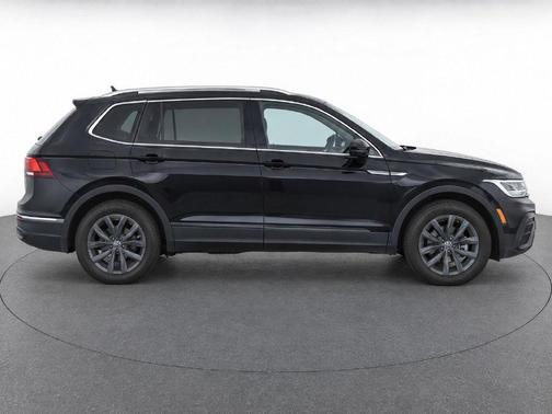 Deep Black Pearl 2023 Volkswagen Tiguan 2.0T SE 4MOTION