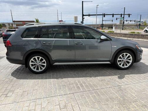 Platinum Gray Metallic 2017 Volkswagen Golf Alltrack TSI SE