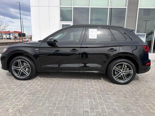 Mythos Black Metallic 2023 Audi Q5 e 55 S line Premium Plus