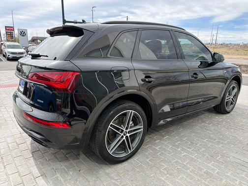 Mythos Black Metallic 2023 Audi Q5 e 55 S line Premium Plus