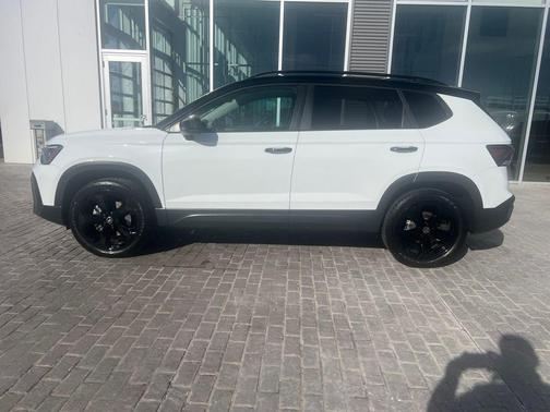 2025 Volkswagen Taos 1.5T SE Black