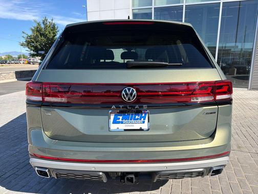avocado green pearl 2026 Volkswagen Atlas Peak Edition
