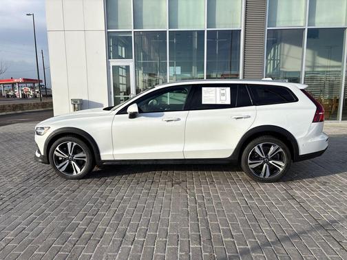 2023 Volvo V60 Cross Country B5 Plus