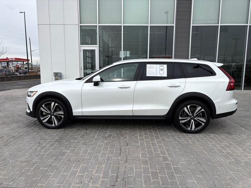 2023 Volvo V60 Cross Country B5 Plus