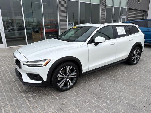 2023 Volvo V60 Cross Country B5 Plus