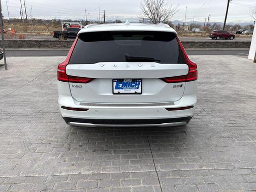 2023 Volvo V60 Cross Country B5 Plus
