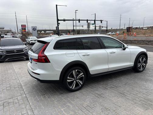 2023 Volvo V60 Cross Country B5 Plus