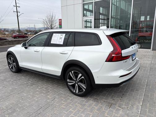 2023 Volvo V60 Cross Country B5 Plus