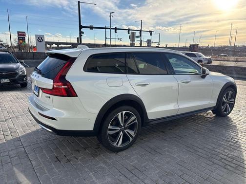 2023 Volvo V60 Cross Country B5 Plus