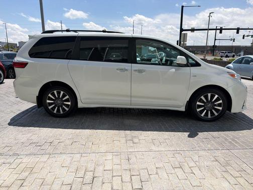 Blizzard Pearl 2019 Toyota Sienna XLE Premium