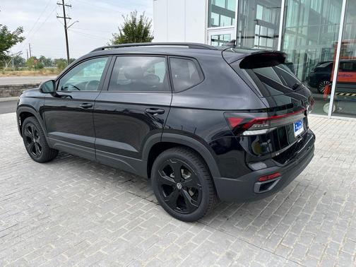 2025 Volkswagen Taos 1.5T SE Black