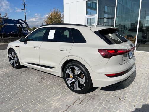 2022 Audi e-tron Premium Plus