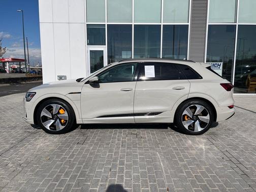 2022 Audi e-tron Premium Plus