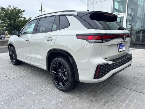 sandstone 2026 Volkswagen Tiguan 2.0T SE R-Line Black 4MOTION