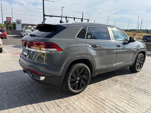 2025 Volkswagen Atlas Cross Sport 2.0T SE w/Technology 4MOTION