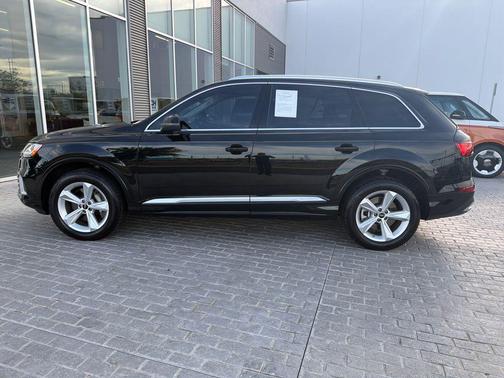 Mythos Black Metallic 2023 Audi Q7 45 Premium Plus