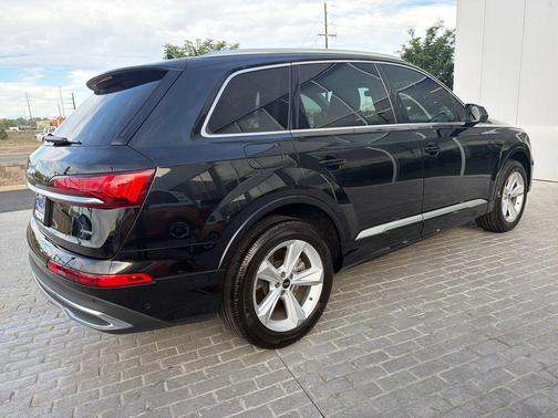 Mythos Black Metallic 2023 Audi Q7 45 Premium Plus