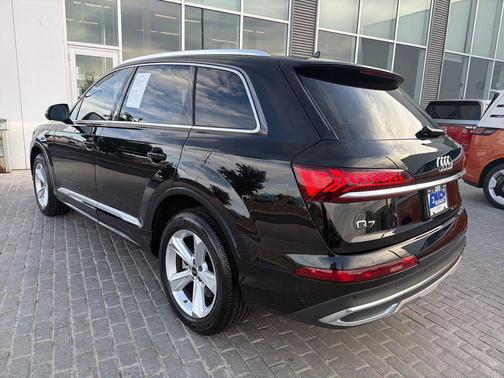 Mythos Black Metallic 2023 Audi Q7 45 Premium Plus