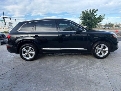 Mythos Black Metallic 2023 Audi Q7 45 Premium Plus