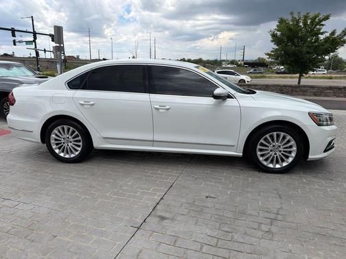 Pure White 2017 Volkswagen Passat 1.8T SE