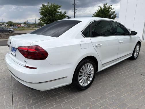 Pure White 2017 Volkswagen Passat 1.8T SE