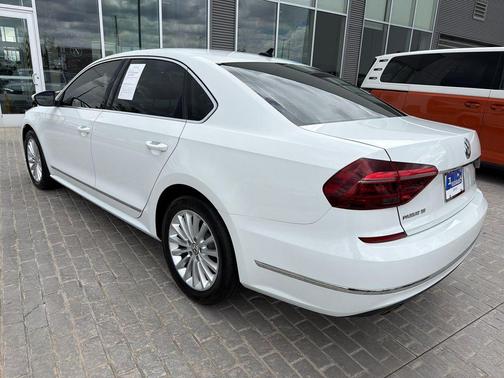 Pure White 2017 Volkswagen Passat 1.8T SE