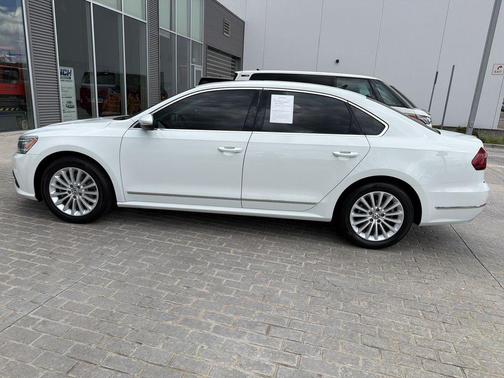 Pure White 2017 Volkswagen Passat 1.8T SE