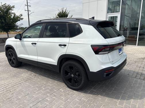 2025 Volkswagen Taos 1.5T SE Black